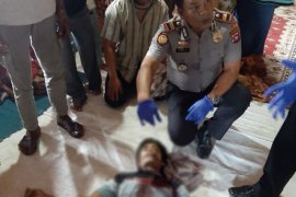 Cekcok, seorang pria bunuh diri di depan isteri