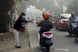 Bagi-bagi masker akibat asap Page 3 Small