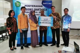 BCA serahkan beasiswa Kepada mahasiswa Unmul