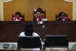 Terdakwa Liliana memaparkan asal-usul uang suap Rp1,2 miliar