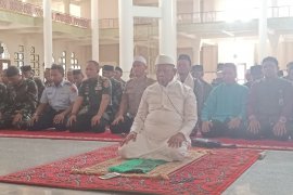 Personel TNI dan Polri di Tarakan menunaikan shalat minta hujan