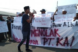Pedagang Pasar Lubuk Alung demo PT KAI terkait lahan