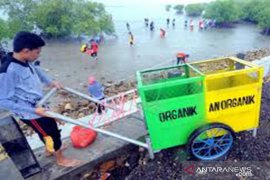 Gerakan bersih Pantai Tlanakan Pamekasan kumpulkan 6 ton sampah