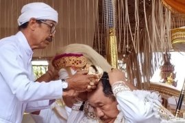 Tari Topeng Sidakarya dibawakan Wagub di Pura Desa Bentuyung-Gianyar
