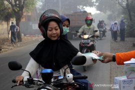 Bagi-bagi masker akibat asap Page 2 Small