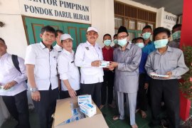 Dinkes bagikan ribuan masker ke pondok pesantren
