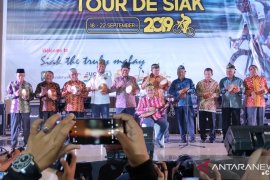 Tour de Siak - Dibuka Gubri dan dihibur Andra and the Backbone