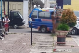 Pria telanjang berkeliaran di pusat Kota Pematangsiantar