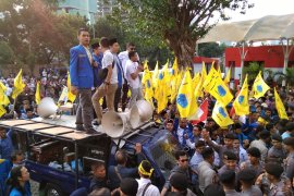 Pengunjuk rasa dari PMII terlibat aksi saling dorong dengan polisi di depan gedung KPK