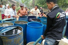 Atasi dampak kekeringan di Labuhanbatu, ACT salurkan 15.000 air bersih di Desa Tebangan