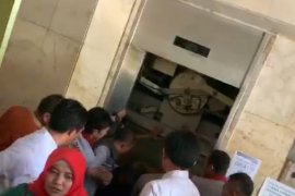 12 anggota PKK terjebak di Lift