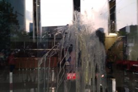 Para demonstran  lempar telur ke gedung KPK