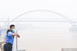 Sejumlah warga mulai mengeluhkan sesak napas dan sakit kepala akibat kabut asap