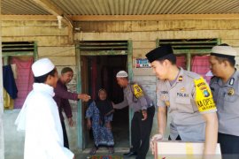 Polsek Merawang salurkan bantuan sembako bagi lansia