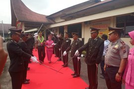 Polisi Agam laksanakan upacara pedang pora sambut-lepas kapolres