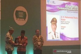 Bupati Lutim raih Anugerah Pendidikan 2019 dari IGI