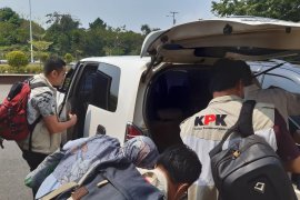 Diduga terima suap penerimaan mahasiswa baru, KPK geledah Unri