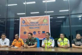 Korban kecelakaan pesawat Twin Otter diangkut tiga heli
