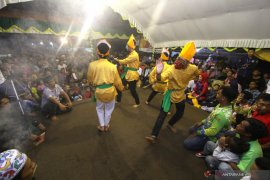 Tradisi Manopeng Warga Banyiur Luar