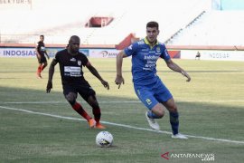 Pemain Persib Nick Kuipers optimistis Persib naik ke lima besar usai hadapi Barito