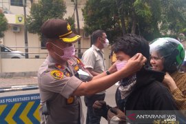 Polisi di Medan bagi-bagi masker  ke pengguna jalan