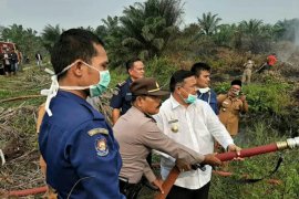 Bupati Labura turun langsung padamkan api di Sukaramai