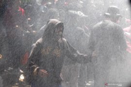 Demo mahasiswa di DPR ricuh, polisi tembakkan "water cannon"