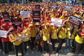 Ibu-ibu pelinting rokok aksi bagi-bagi tanaman