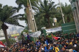 Mahasiswa jebol pagar Gedung DPR RI