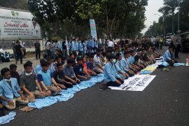Di sela demo di DPRD Riau, mahasiswa gelar salat berjamaah