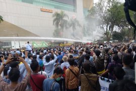 Setelah bentrok di Makassar, Demo mahasiswa di DPRD Sumsel juga ricuh