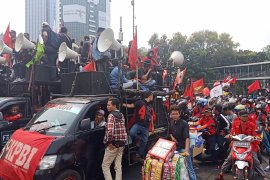 Massa buruh bersama mahasiswa gabung di Monas menuju Senayan