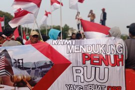 Empat gelombang demonstrasi dari berbagai komunitas terjadi di kawasan Monas