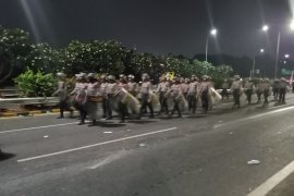 Dini hari, massa pendemo bertahan di jalan layang Slipi