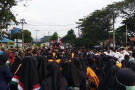 Massa mulai padati Jalan Wolter Monginsidi