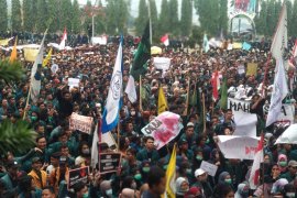 Massa buruh dan mahasiswa bergabung di Monas menuju Senayan