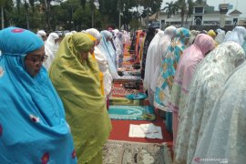 Kekeringan, puluhan PNS Karawang ikuti shalat minta hujan