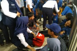 Sejumlah pedemo terkapar di Stasiun Palmerah
