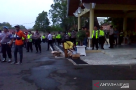 Salut, mahasiswa jaga kebersihan saat demo di Kantor Gubernur Sumbar