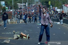 Bentrok mahasiswa-polisi di Makassar Page 2 Small