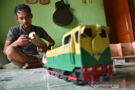 Kerajinan miniatur kereta api di Jombang