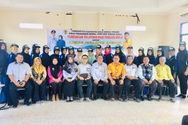 Ibu-ibu di HST dilatih keterampilan menjahit