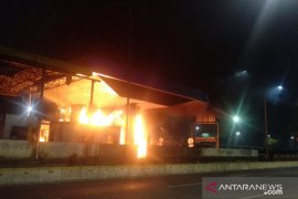 Fasilitas publik di Jakarta rusak saat bentrokan massa pecah di Gedung DPR/MPR Senayan