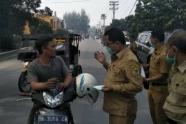 Antisipasi dampak karhutla, Pemkab Samosir bagikan masker