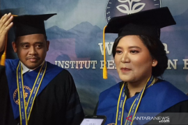 Putri Presiden Jokowi, Kahiyang Ayu pilih wisuda bersama suami