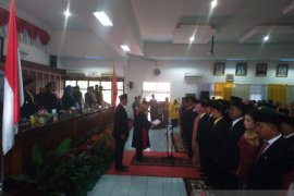 Pelantikan DPRD Labuhanbatu diwarnai unjuk rasa mahasiswa
