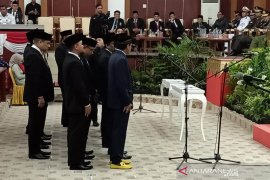 Hendra Apollo kenakan sneakers Rp15 juta saat pelantikan