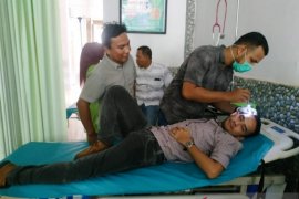 Seorang anggota DPRK Aceh Barat dilarikan ke RS karena  terkena lemparan saat demo