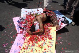 Aksi teatrikal mewarnai demo jurnalis Sidoarjo