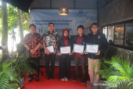 U-Resort serahkan beasiswa berupa hunian ke mahasiswa IPB